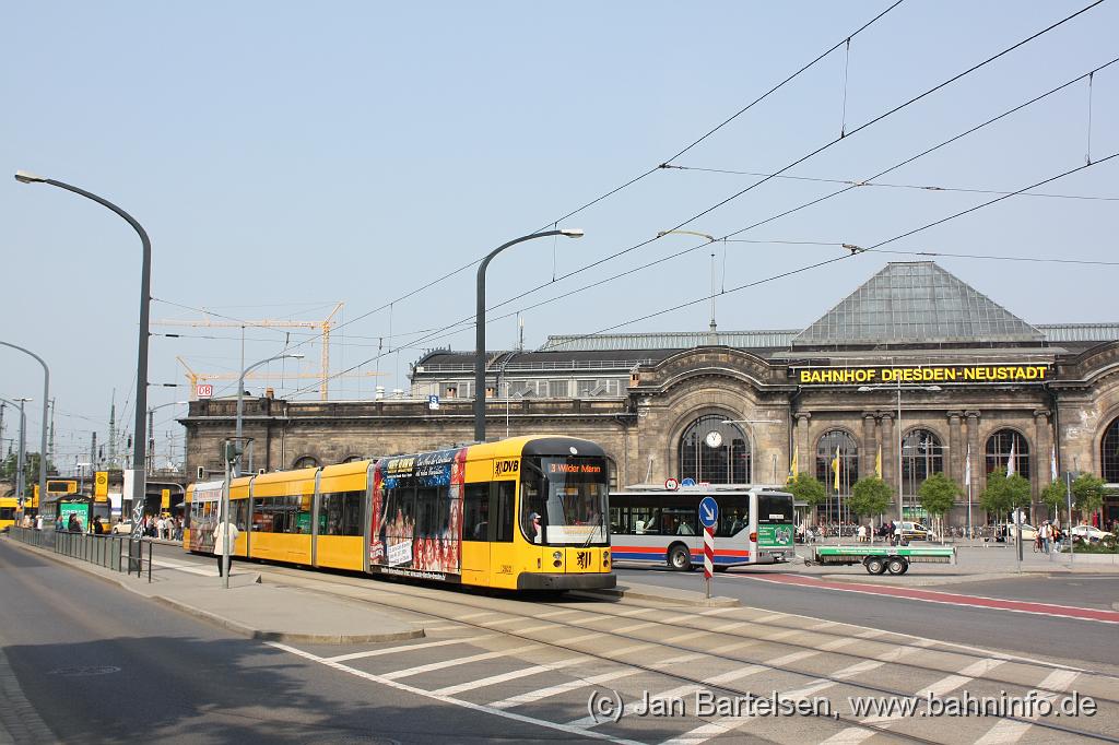 IMG_1588.jpg - Bahnhof Dresden-Neustadt. Man beachte im Hintergrund den Anh�nger am Linienbus.