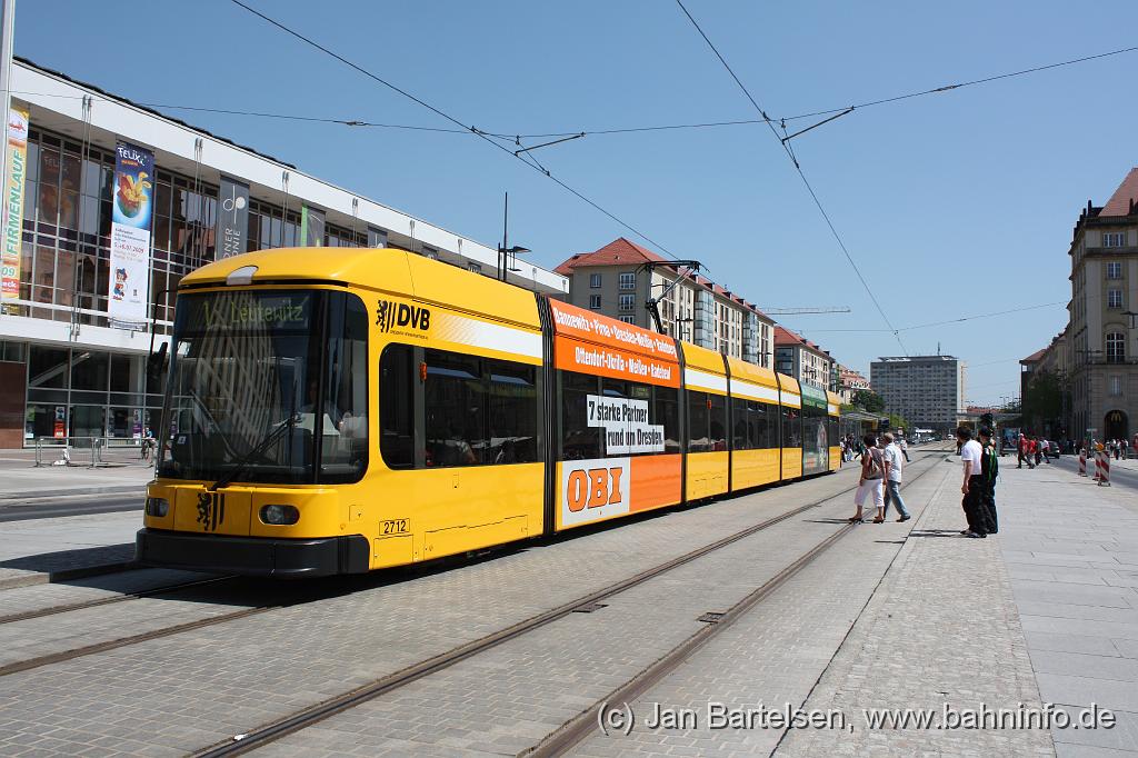 IMG_2041.jpg - Wagen 2712 (Typ "NGT 8 DD") in der Wilsdruffer Stra�e. Links der Kulturpalast.