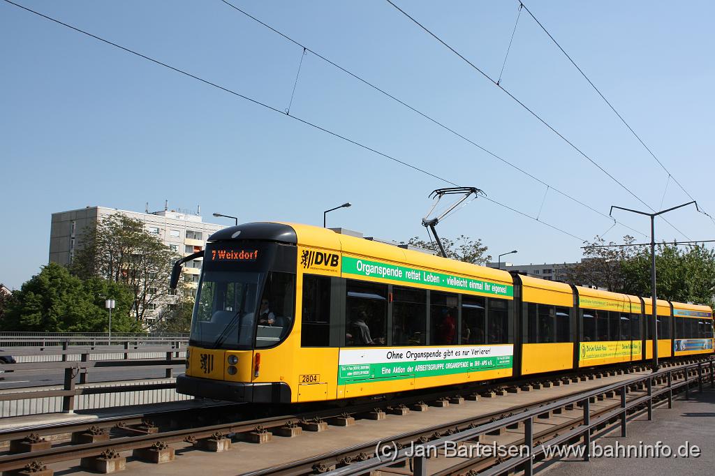 IMG_2176.jpg - Wagen 2804 (Typ "NGT D12DD") auf der Carolabr�cke.